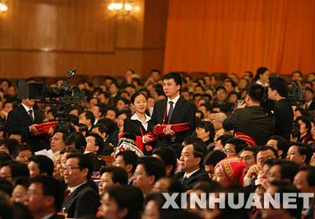 10月21日，中国共产党第十七次全国代表大会闭幕会在北京人民大会堂举行。这是工作人员在发选票。 新华社记者 马占成摄