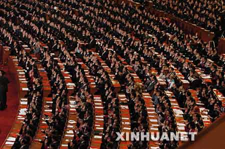 10月21日，中国共产党第十七次全国代表大会在北京人民大会堂胜利闭幕。这是代表在举手表决。新华社记者杨俊江摄