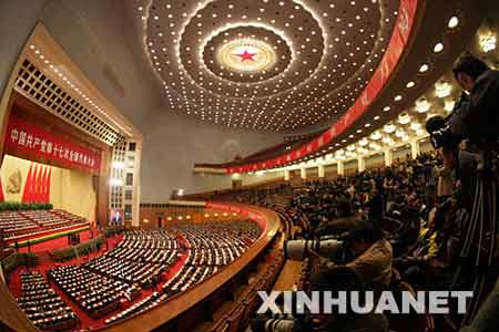 10月21日，中国共产党第十七次全国代表大会在北京人民大会堂胜利闭幕。这是记者在大会现场采访。新华社记者 王建民摄