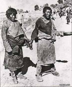 资料图：带手脚镣的西藏农奴