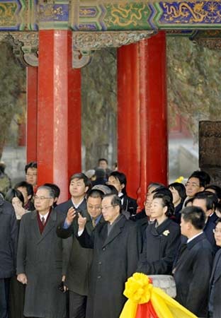 12月30日，日本首相福田康夫携夫人来到山东省曲阜市，参观孔庙。