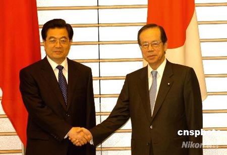 月7日上午，正在日本进行国事访问的中国国家主席胡锦涛和日本首相福田康夫在东京首相官邸举行了会谈。 中新社发 朱沿华 摄