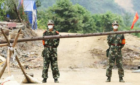 武警和警察在通往北川县城的道路上设卡，所有人员均不得进入县城。