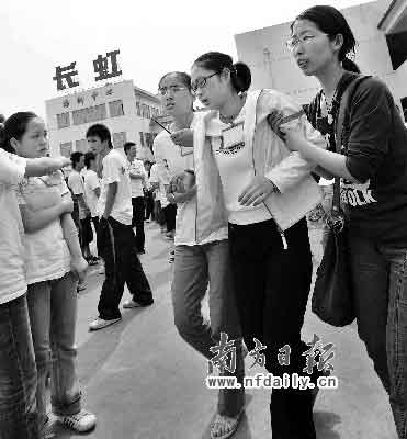 余震发生,一位同学浑身颤抖,被同学搀扶出来。王辉摄