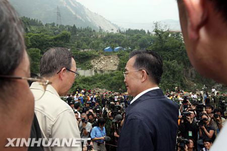 5月24日，中国国务院总理温家宝和联合国秘书长潘基文在四川汶川县映秀镇回答中外记者提问。 新华社记者 姚大伟摄