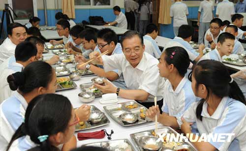 这是9月4日，在北京市第三十五中学，温家宝和同学们一起共进午餐。 