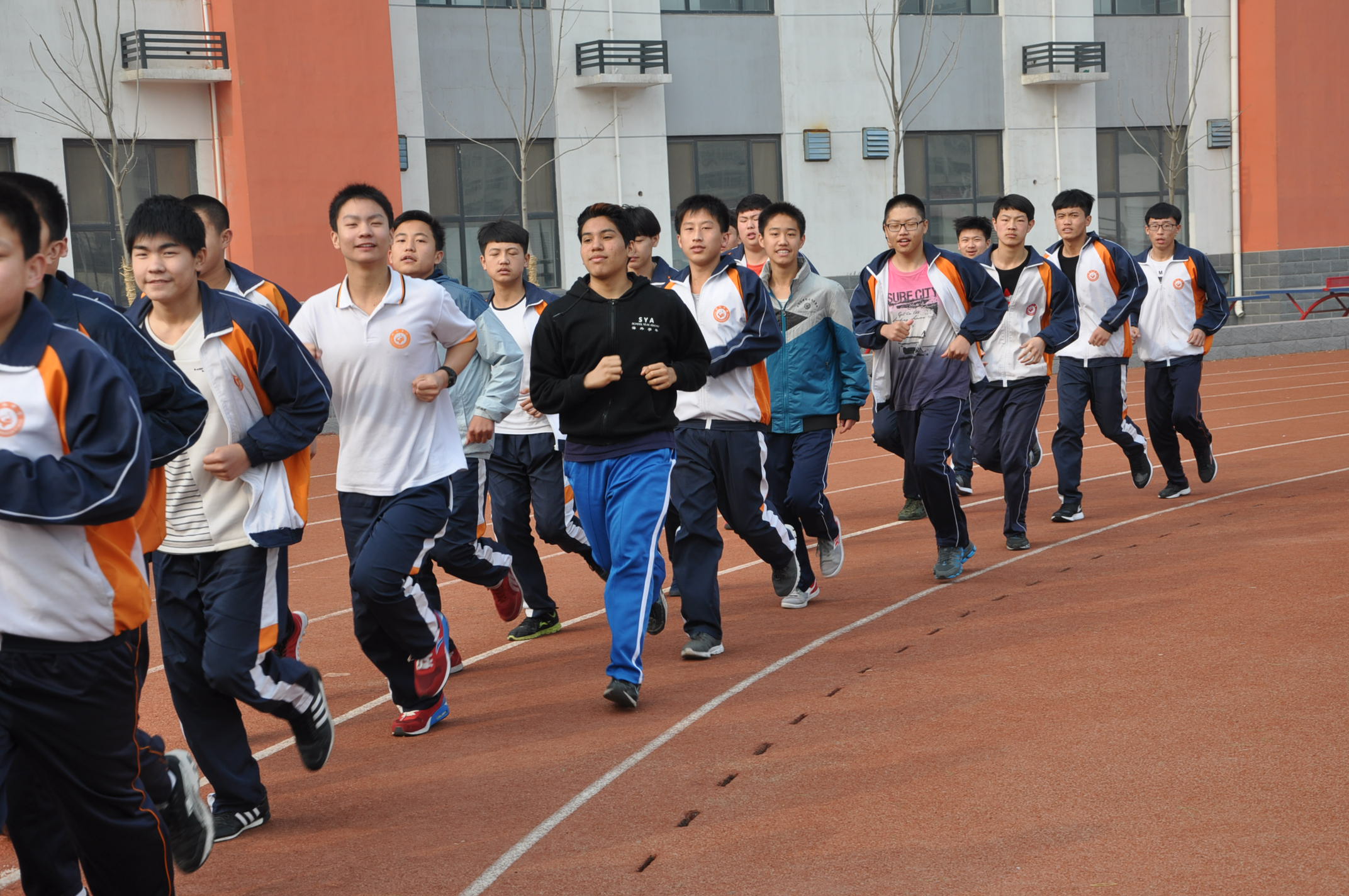 同时,6名美国同学分别走入了沧州市第八中学和颐和中学,为2所友好学校